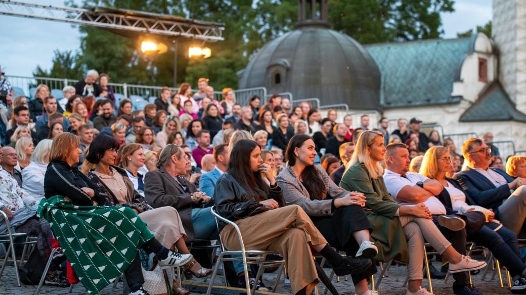 Diváci sledují představení na divadelním festivalu Pernštejnlove na nádvoří pardubického zámku