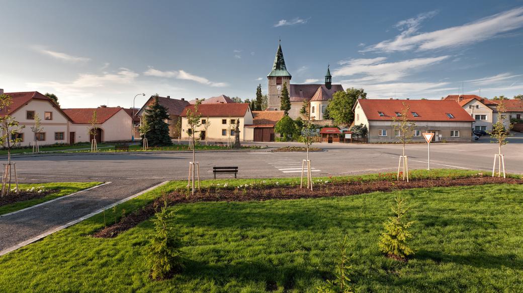 Jedno ze dvou náměstíček v Českých Heřmanicích s dominantou kostela sv. Jakuba