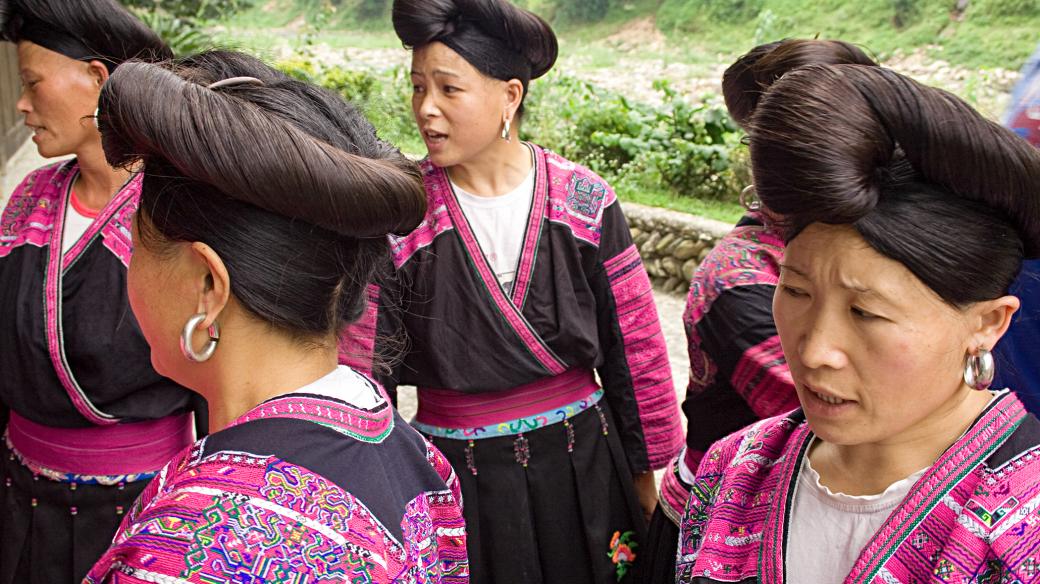 Účesy žen z čínské vesnice Huangluo o nich mnohé prozradí