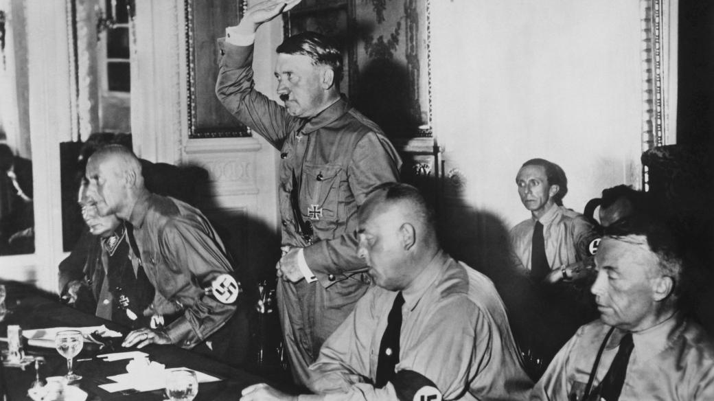 Zleva Hermann Göring, Wilhelm Frick, Adolf Hitler, Gregor Strasser, vzadu sedí Joseph Goebbels