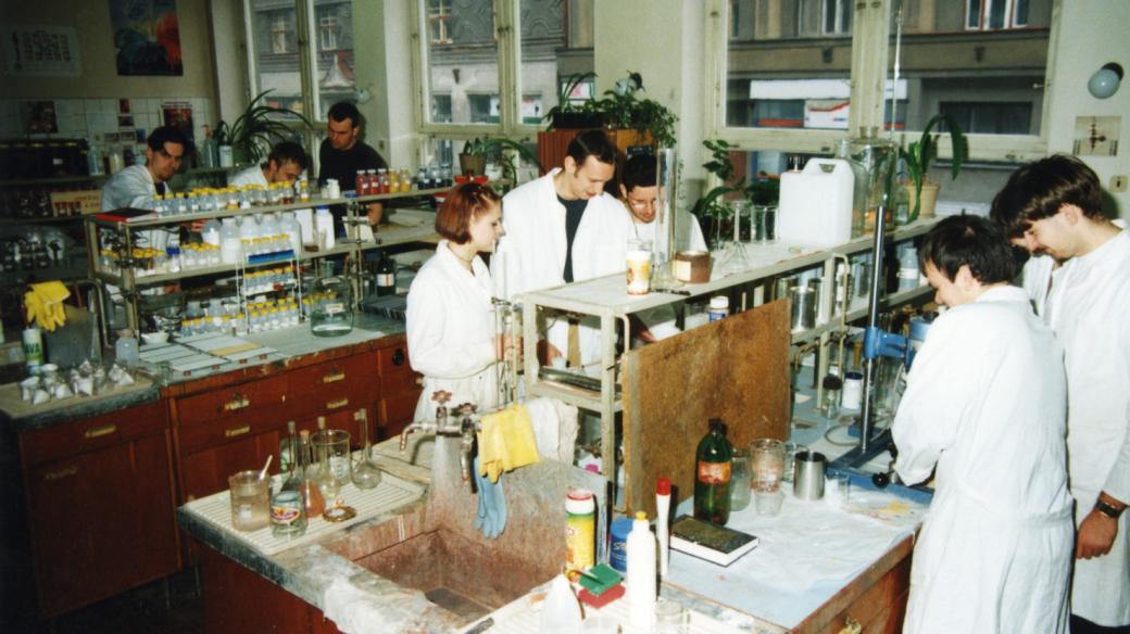 Laboratoř chemie VŠCHT na nám Čs. legií v 70. letech 20. století