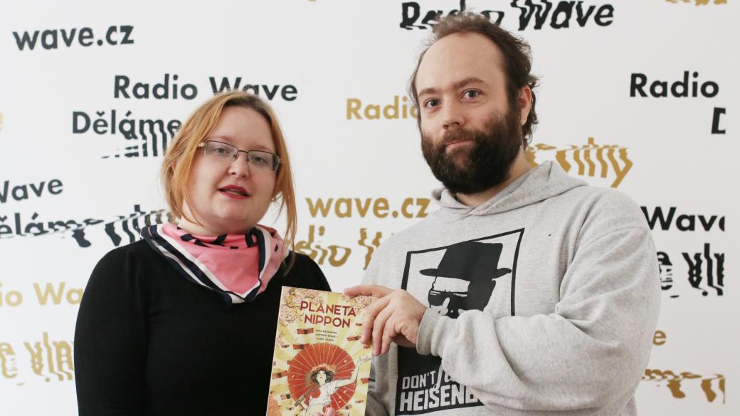 Anna Křivánková a Antonín Tesař s knihou Planeta Nippon