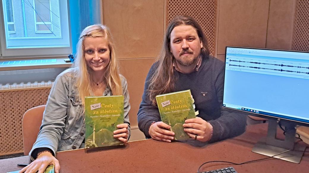 Kristýna Tronečková a Matouš Hurtík s knihou, ve které si posvítili na Turecko, Kostariku a Japonsko