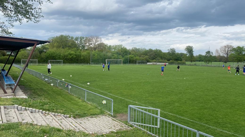 Fotbalové hřiště v Nemošicích nedaleko Pardubic