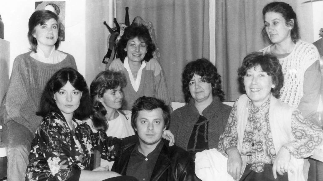 Eva Audolenská (vpravo sedící), nad ní stojí Irena Fuchsová. S kolegyněmi z kolínského divadla a s Bobem Kleplem v roce 1985