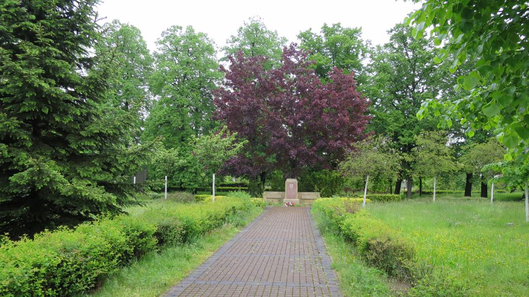 Park před městským úřadem v Pardubičkách byl dřív hřbitovem