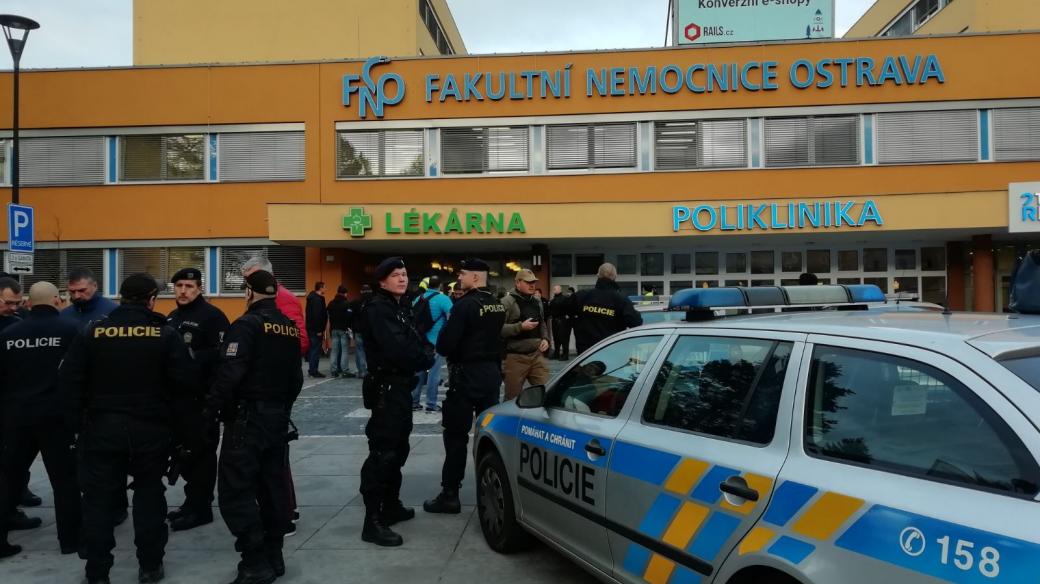 Policisté zasahují ve fakultní nemocnici v Ostravě. Svědci z okolí slyšeli střelbu
