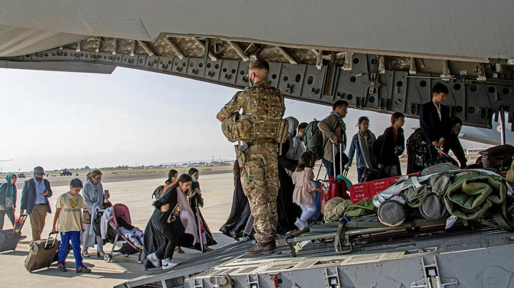 Evakuace lidí vedená britskými vojáky v Kábulu
