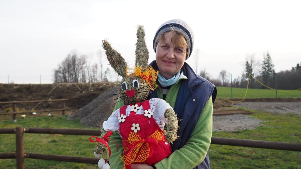 Ivana Šuhájková zajíce ze sena vyrábí už 11 let