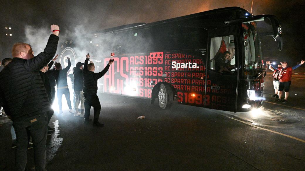 Fanoušci Sparty čekali na příjezd fotbalistů z Uherského Hradiště, kde stvrdili zisk mistrovského titulu