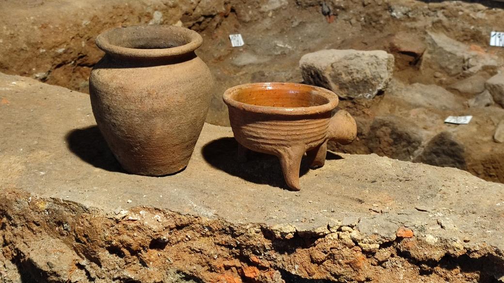 Dvě z dochovaných nádob, nalezených v ústí středověké pece