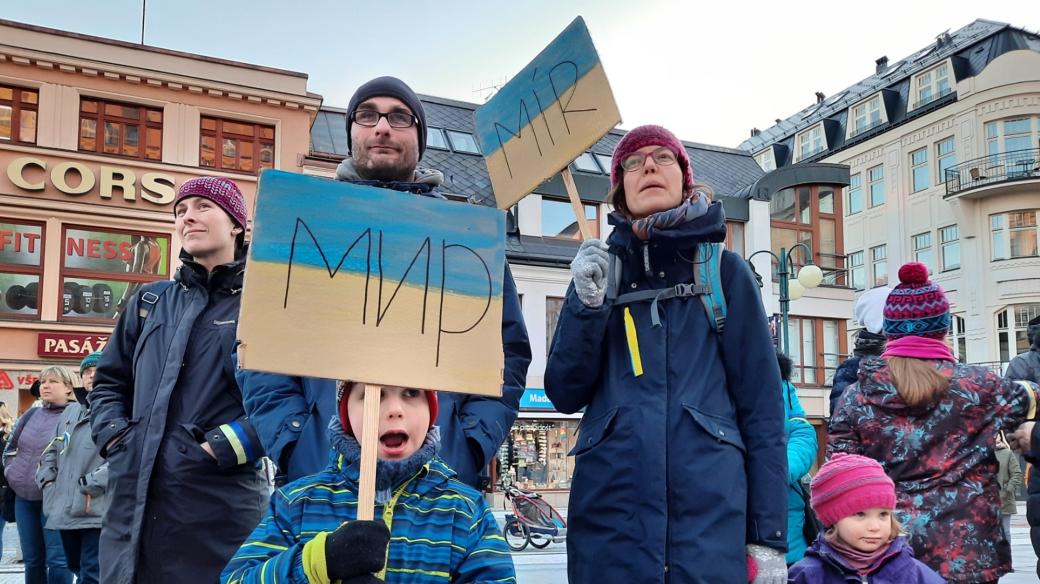 Demonstrace na podporu Ukrajiny v centru Jablonce nad Nisou se zúčastnily desítky lidí
