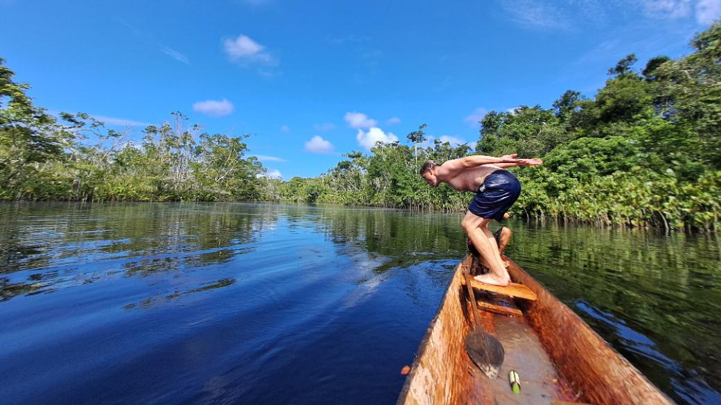Hop! Petr Tlapák vydlabal loď z jednoho kusu kmene uprostřed Amazonie