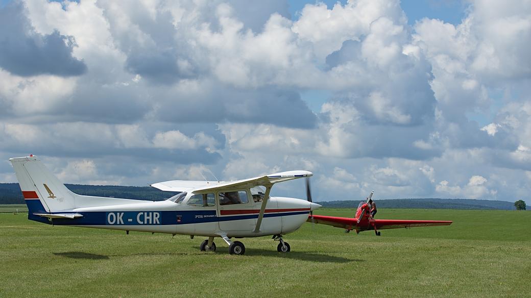 Letouny Cessna 172 a Zlín 226 trenér na chrudimském letišti
