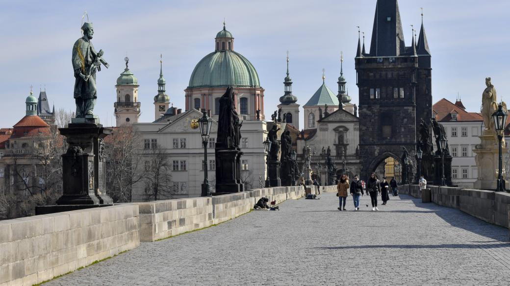 Pražský Karlův most téměř bez lidí