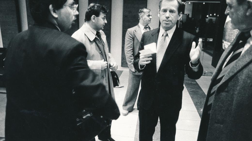 Zleva Jolyon Naegele, Michael Žantovský, Václav Havel v roce 1991 Foto Radan Bocek