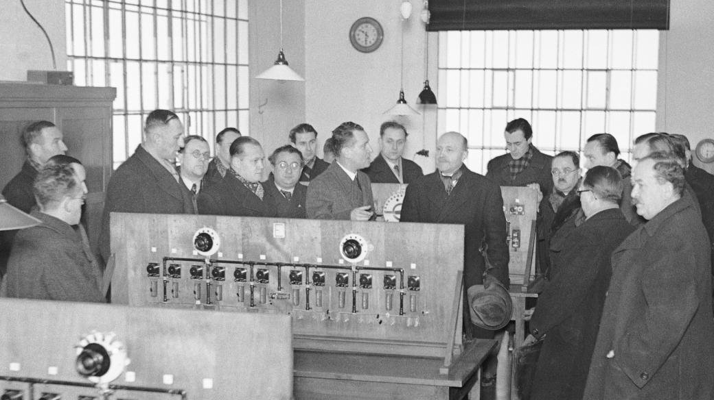 Novináři na návštěvě v továrně PALABA na výrobu baterií (zakladatel Jaroslav Jan Pála uprostřed s kloboukem v ruce)