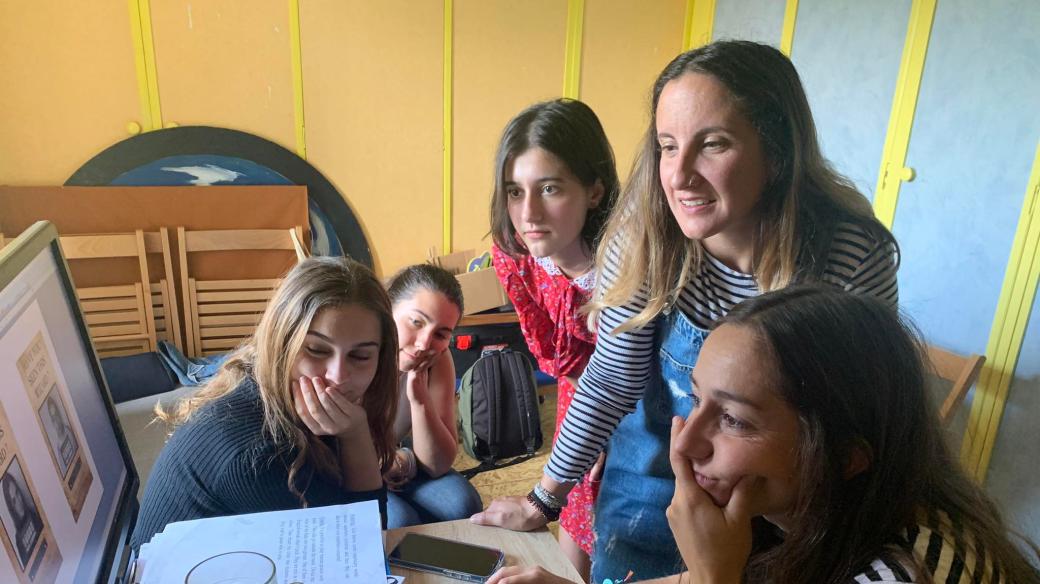 Do Náchoda přijela skupina zahraničních studentů, pomohou českým dětem s výukou cizích jazyků