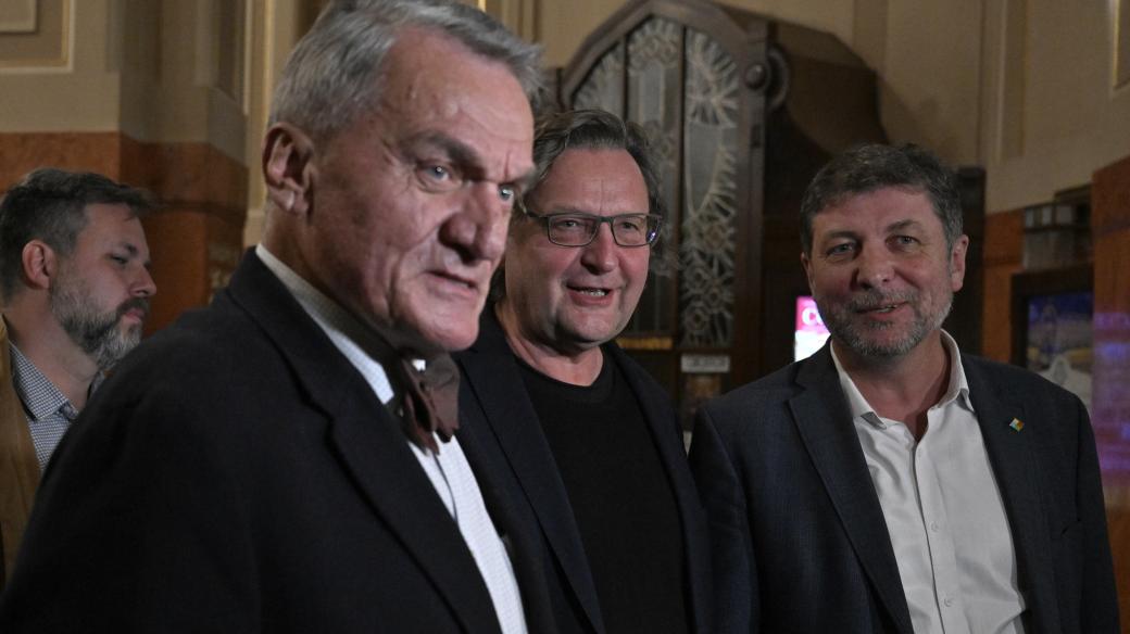 Vyjednávání o koalici na pražském magistrátu. Zleva David Kašpar (STAN), Bohuslav Svoboda (ODS), Petr Hlaváček (STAN) a Jan Lacina (STAN)