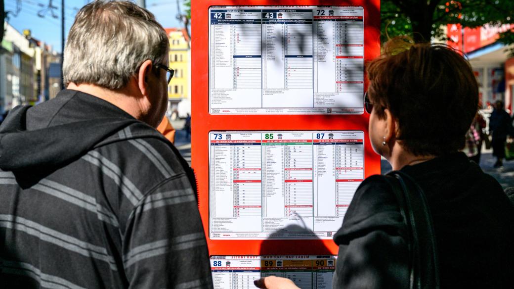 Lidé v Ústí nad Labem hledají na zastávce čísla linek a jejich trasy