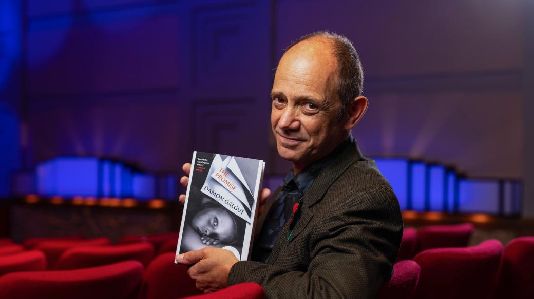 Damon Galgut získal Bookerovu cenu, 2021