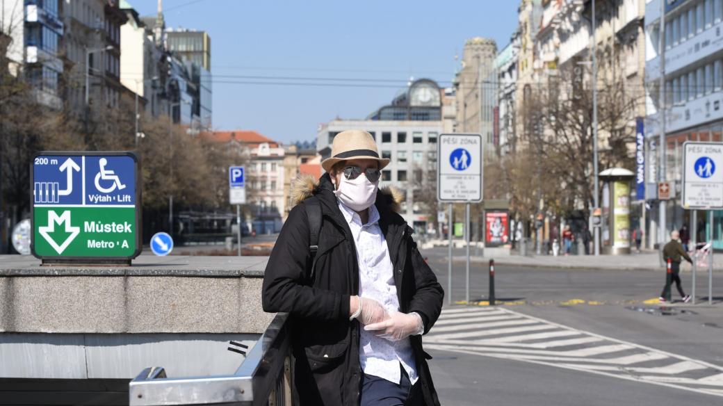 Muž s rouškou v centru Prahy