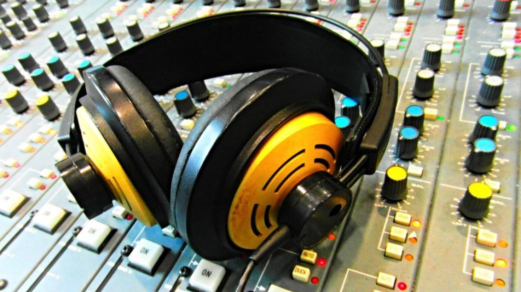Mixážní pult a rozhlasová sluchátka
