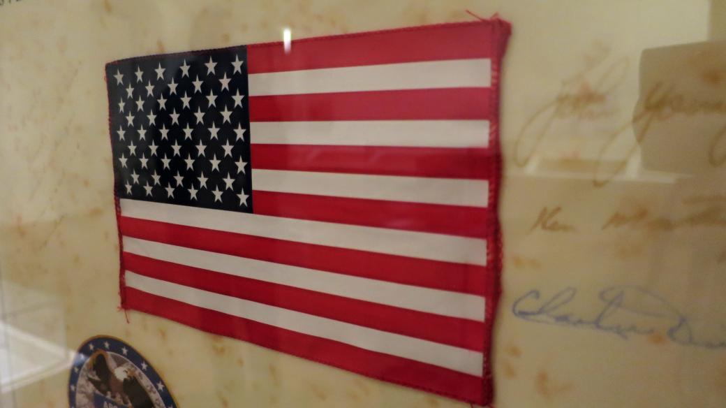Faksimile vlajky Spojených států amerických, která navštívila Měsíc