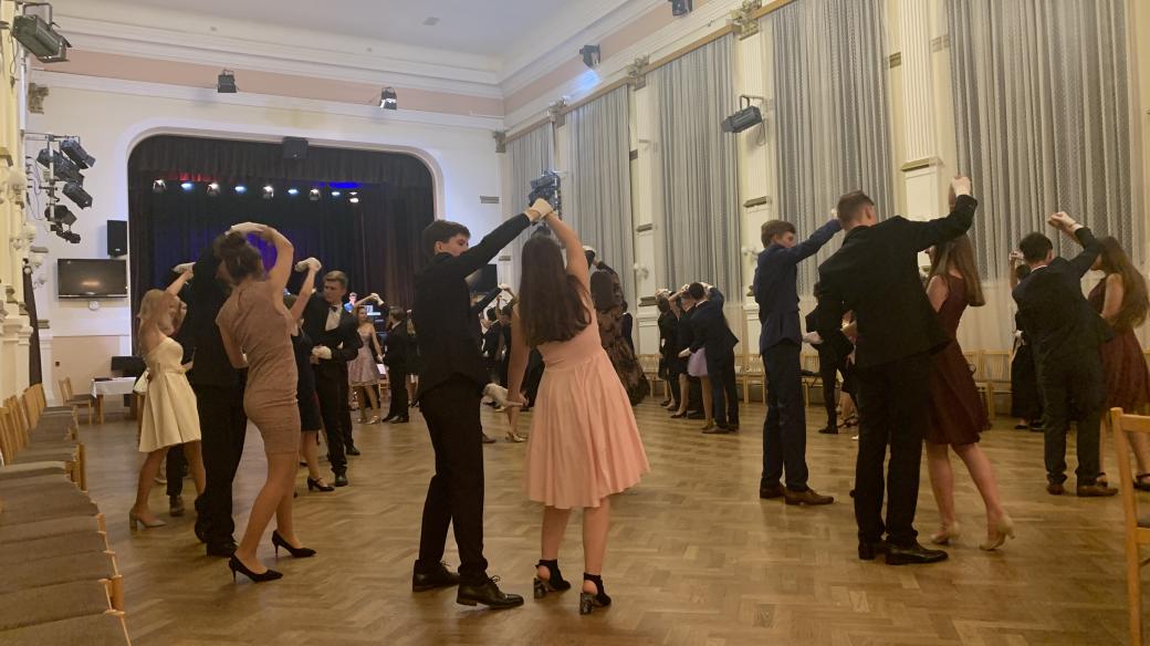 V Hradci Králové začaly taneční kurzy pro mládež. I těch se týkají některá hygienická opatření