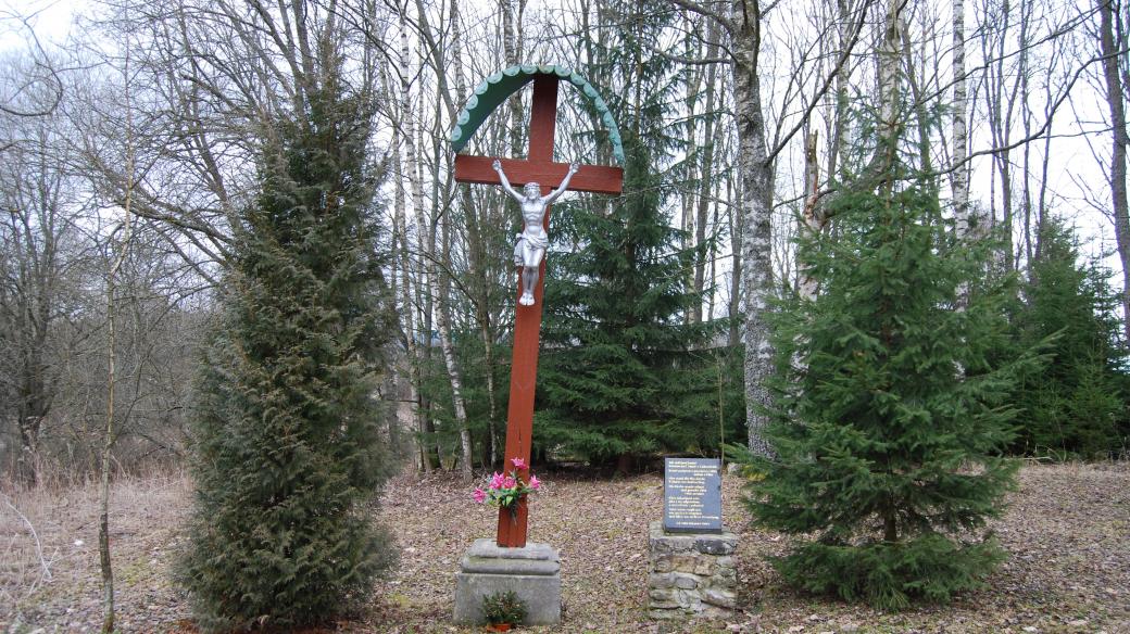 Dřevěný kříž na místě kostela Korunování Panny Marie, který stál kdysi v obci Cudrovice