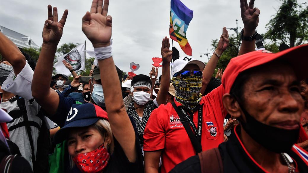 Thajci během protestů zvedají tři prsty po vzoru dystopické série Hunger Games