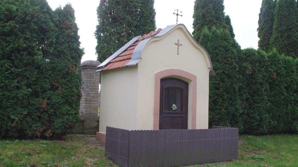 U hřbitova stojí menší kaple