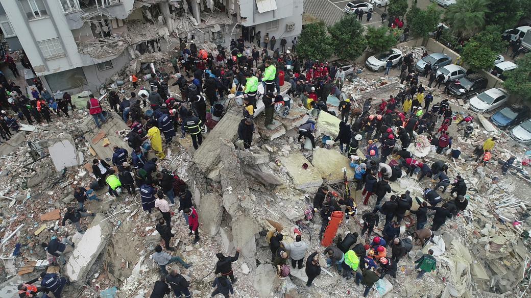 Následky zemětřesení v jihotureckém městě Adana