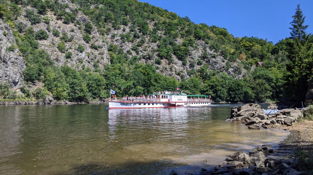 Kolesový parník Vltava brázdí vody Štěchovické přehrady