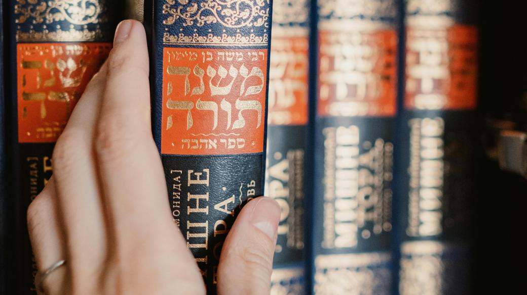Živoucí knihovna Tóry. Tak by se dala charakterizovat největší online databáze židovských náboženských textů Sefaria