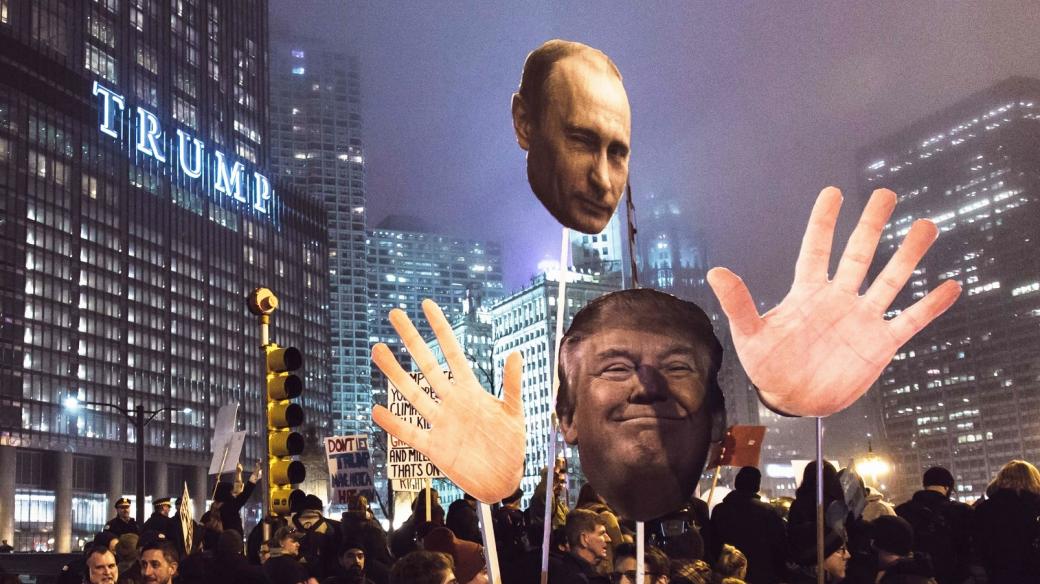 Transparenty s Vladimirem Putinem a Donaldem Trumpem při demonstracích v USA