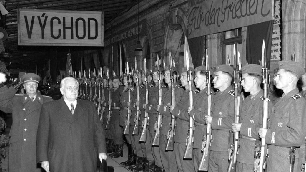 Na pozvání Klementa Gottwalda navštívil Prahu prezident NDR Wilhelm Pieck. Na snímku při přehlídce čestné stráže na Wilsonově nádraží v říjnu 1951