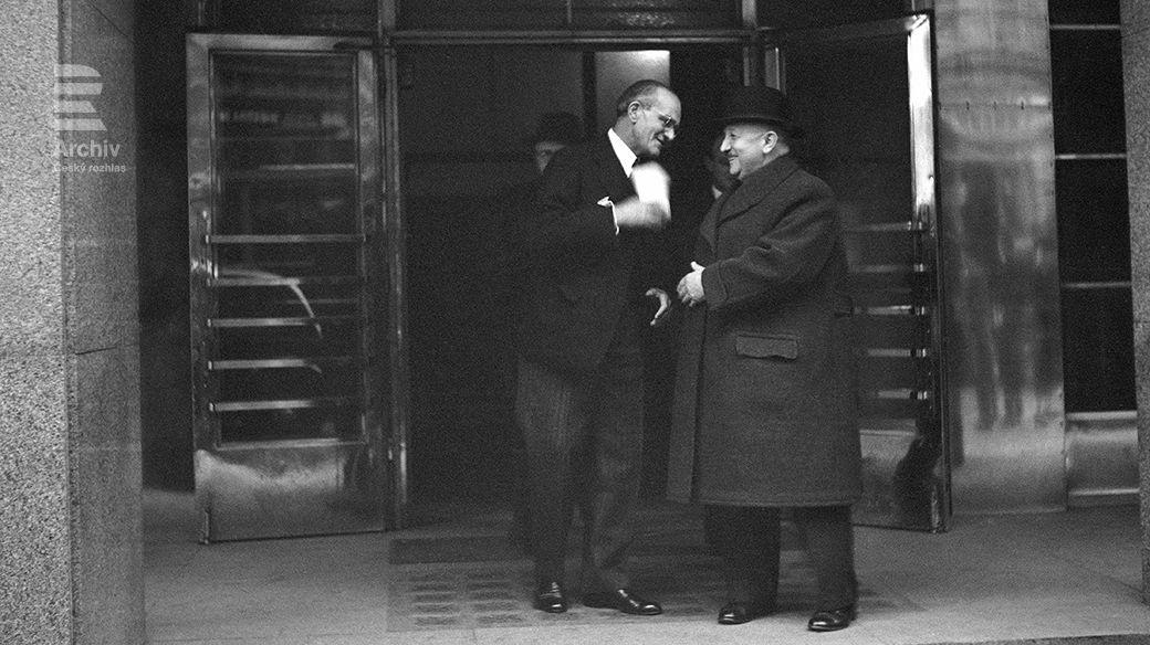 Premiér Rudolf Beran (vpravo) se členem jednatelského sboru Radiojournalu Ladislavem Šourkem před budovou rozhlasu (3. 12. 1938)