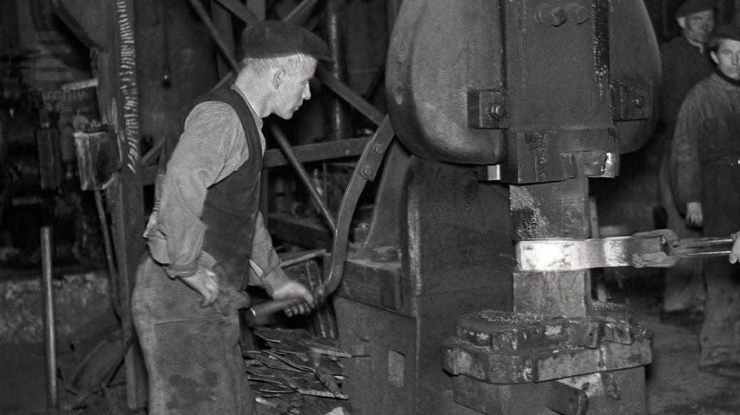 Fotografie z kovárny na periferii Prahy, kde byla 20. října 1940 pro seriál Lidé práce natáčena rozhlasová reportáž