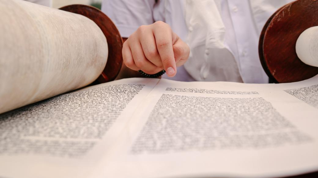Čtení ze svitku Tóry v synagoze