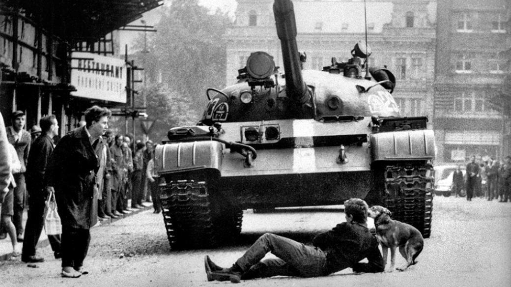 Srpen 1968. Mladík se vlastním tělem snaží zastavit sovětský tank