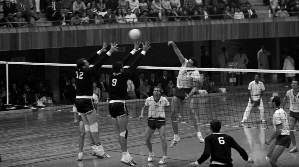 Českoslovenští volejbalisté v zápase proti USA na olympijských hrách 1968 v Mexiku