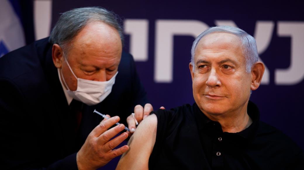 Izraelský premiér Benjamin Netanjahu se nechal očkovat proti covidu-19