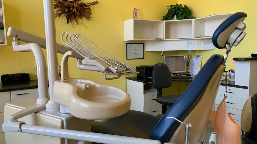 V Meziměstí končí manželé zubaři, kteří se o své pacienty starali přes třicet let