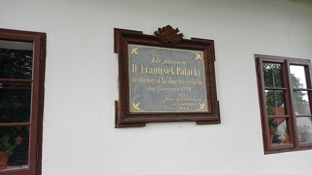 Pamětní deska na rodném domku Františka Palackého v Hodslavicích (2021)