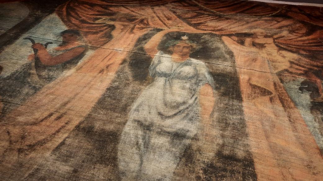Opona, kterou Alfons Mucha vytvořil pro sál v Doubravici, zůstala dlouho lidským zrakům ukrytá.