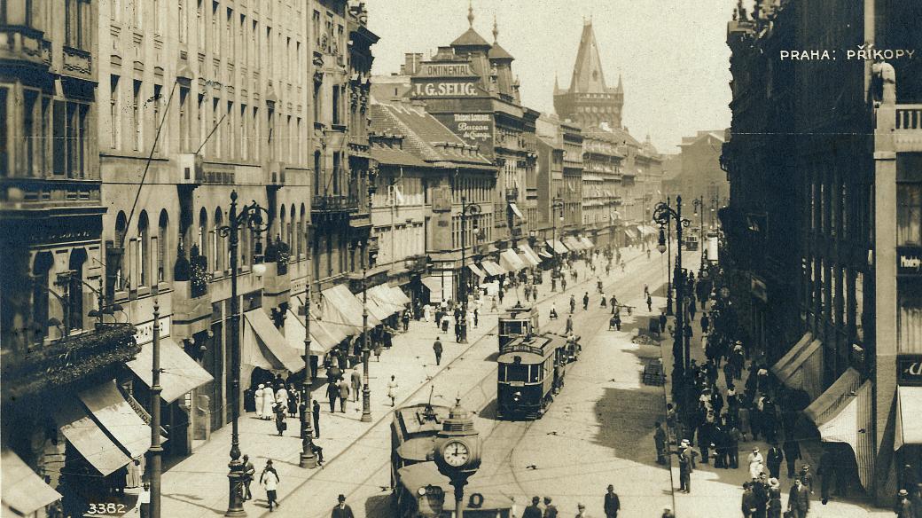 Praha, polední ruch na křižovatce Václavského náměstí, ulice Na Příkopě, uličky Na můstku a ulice Ovocné, 1923
