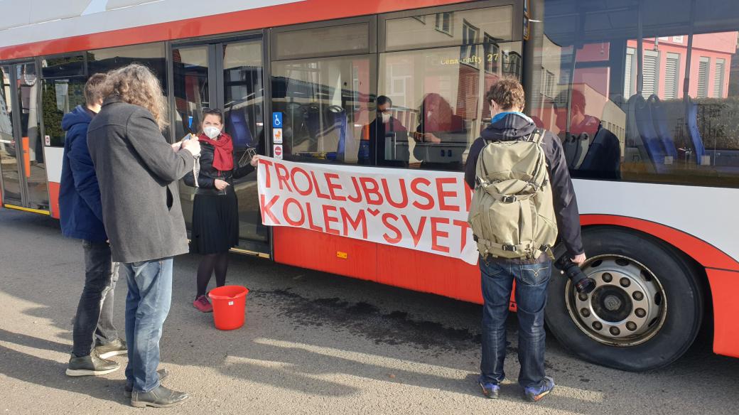 Parta cestovatelů při přebírání trolejbusu v Opavě