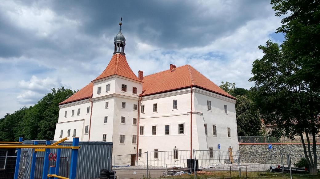 Zámek Mirošovice, oprava skončí 28. června