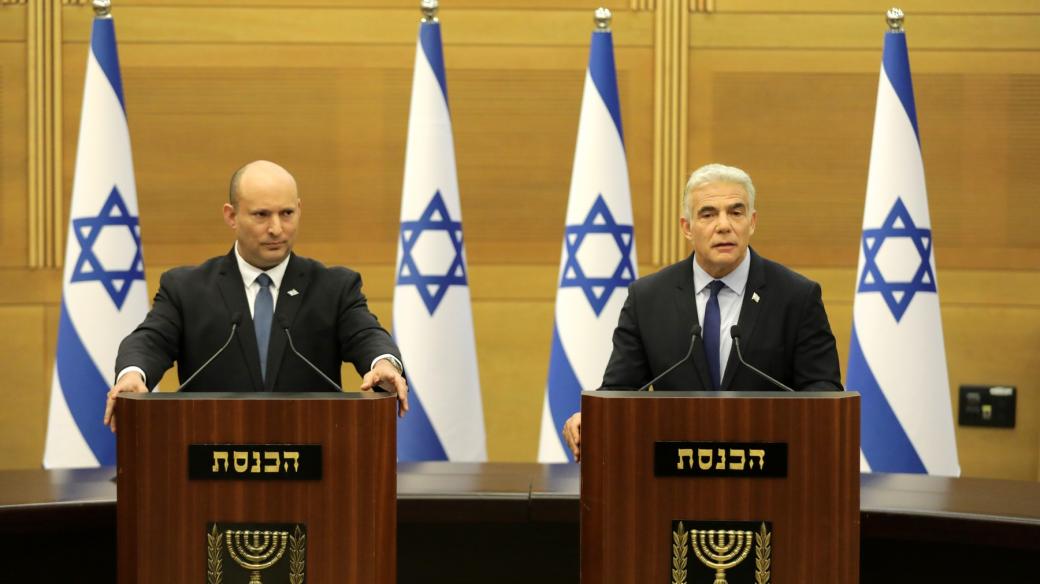 Naftali Bennett (vlevo) a ministr zahraničí Jair Lapid ohlásili předčasné volby